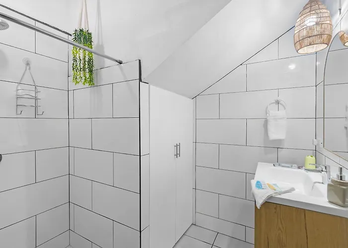 Casa 2b2b Completely Renovated Ground Unit *