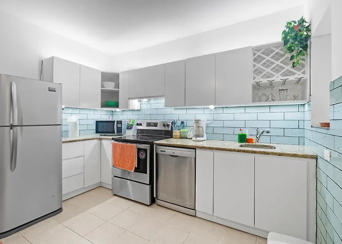 Casa 2b2b Completely Renovated Ground Unit